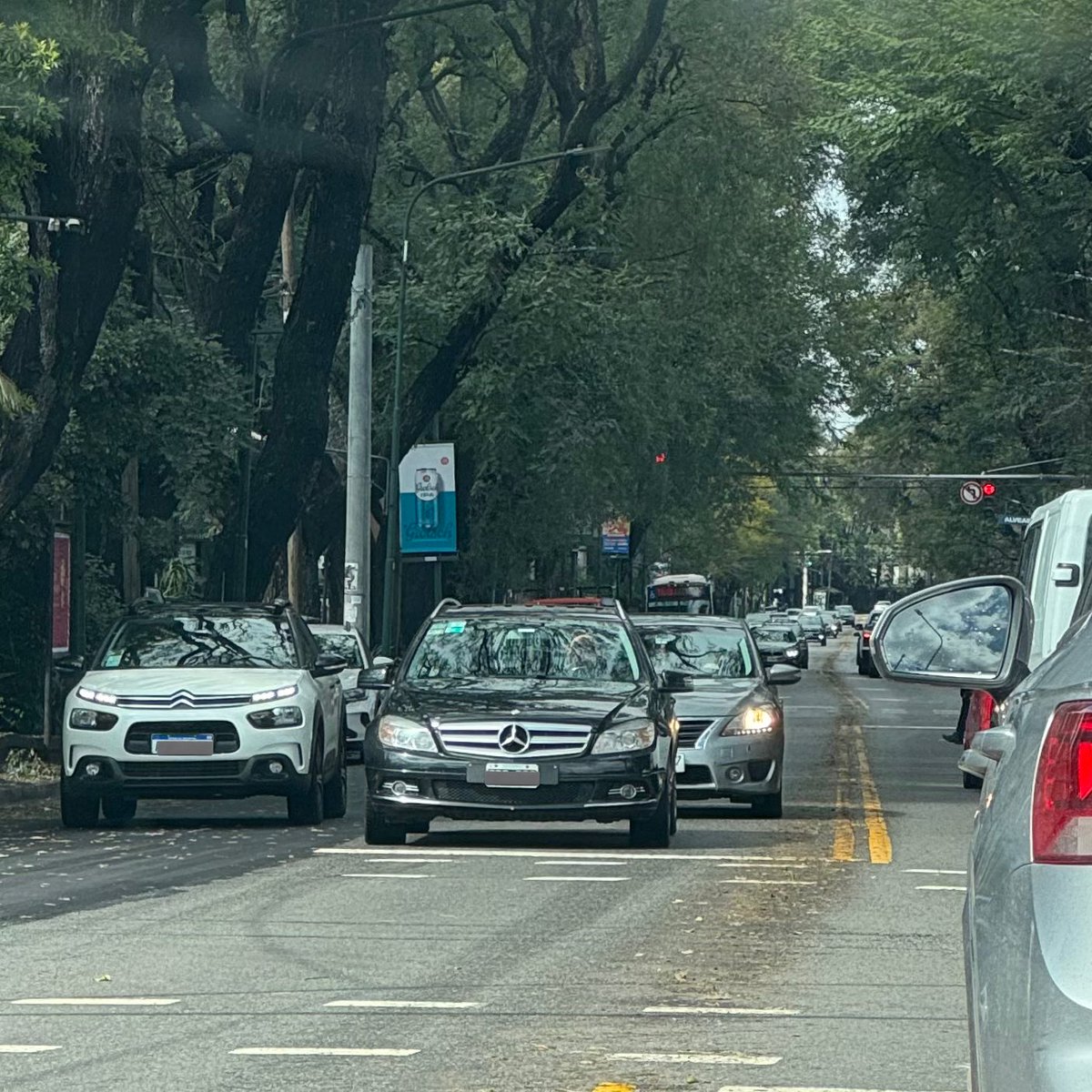 Que cosas lindas que se ven por libertador, es increíble.

Las MB C200 wagon son de las rurales que más me gustan, una lástima que haya tan pocas
