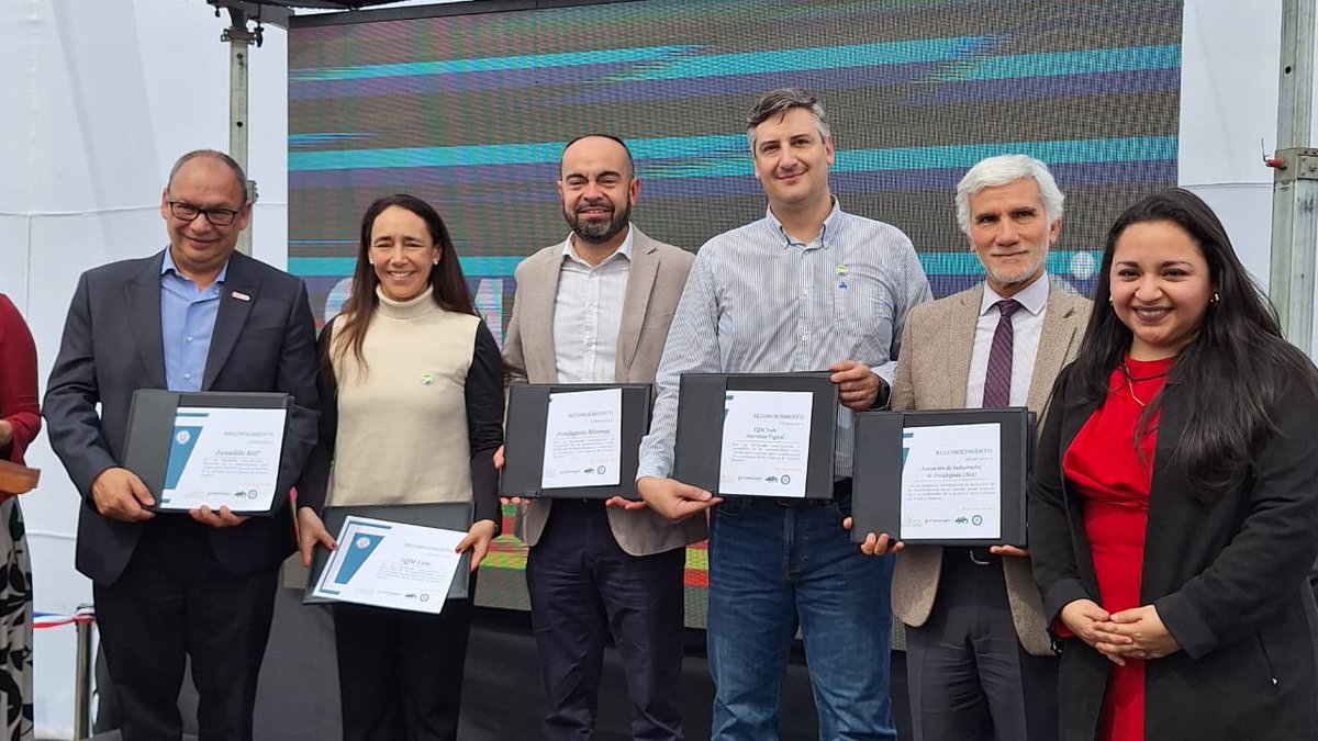 Más de mil puestos laborales en 60 empresas de la región, son ofertadas en la primera Feria Empleo Región. Instancia para fortalecer la empleabilidad y ser un actor relevante en la contratación local.
#AIA, empresas, instituciones públicas y la academia, unidos por el desarrollo.