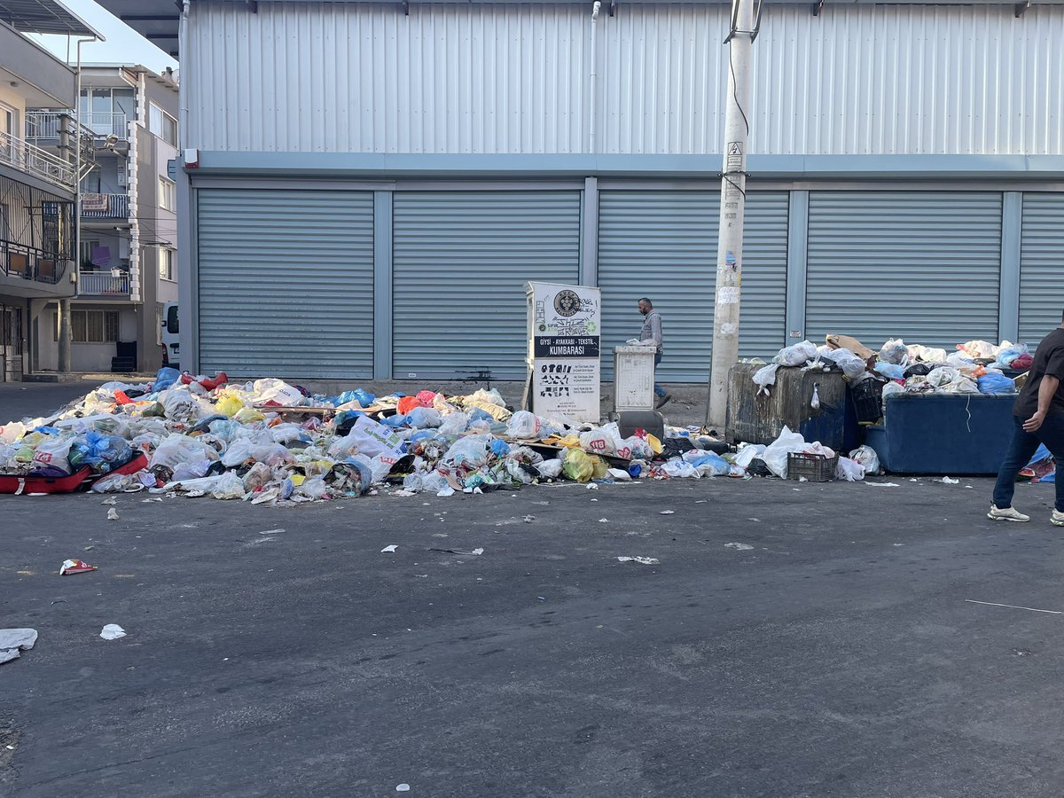 Bugün bu fotoğrafı buca göksu mah. çektim. Biraz uzaktan ve yan çekmeme rağmen tüm çöpü sığdıramadım. Heryer leş gibi kokuyor. Yani bu dereceye nasıl geldik bu kötü yönetim nasıl bir araya geldi anlamış değilim. Ne yapmayı düşünüyosunuz? <a href="/gorkemdumanbuca/">Görkem Duman</a> <a href="/BucaBld/">Buca Belediyesi</a> <a href="/herkesicinCHP/">CHP 🇹🇷</a>
