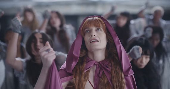 acervofatm's tweet photo. Florence com um grupo de mulheres no clipe é sempre um sinal que fará história https://t.co/m3H2MSykn1