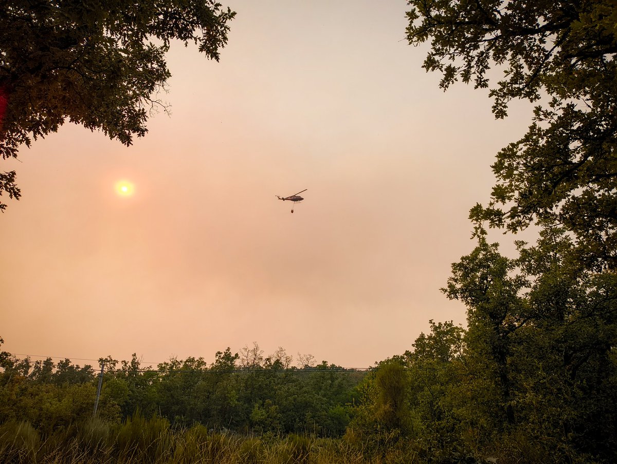 FuegoVigo's tweet photo. A las 18:30 siguen pasando sin parar los helicópteros en varios focos https://t.co/b3TkYBJrxp