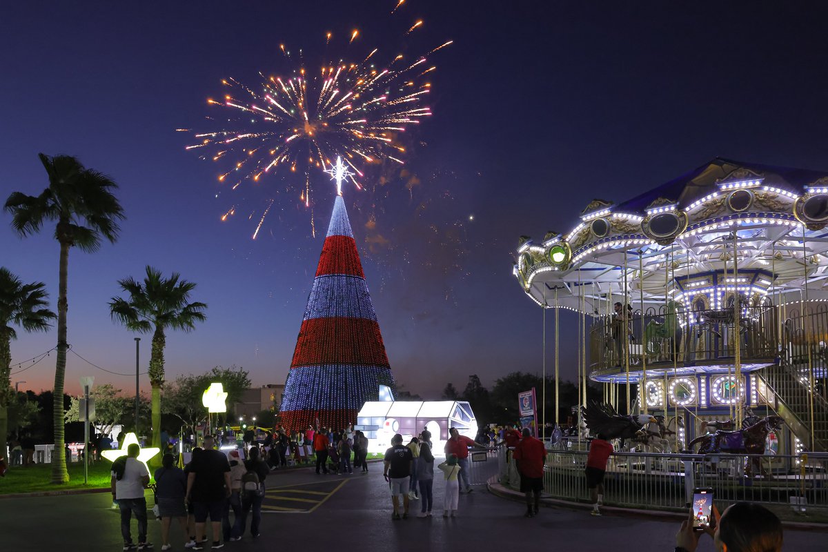 CarpenterDecor's tweet photo. Make sure your local Holiday Celebration is LIT 🤩🎄

With an AMAZING Commerical Christmas Tree from @CarpenterDecor  

 855-259-4121

#commercialoutdoorholidaydecor #commercialoutdoorchristmasdecor #commercialchristmastrees #christmastreelighting #Municipal #holidaydecor https://t.co/n1Ku7U35kw