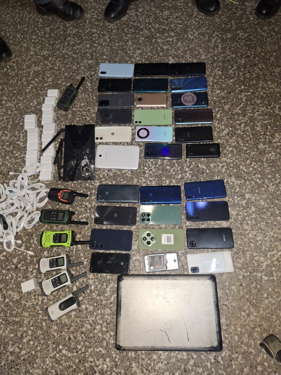 ElHeraldoGuate's tweet image. Más ilícitos 

En una requisa sorpresiva, personal policial, de la #DGSP e #IG, localizó radios transmisores, computadoras, celulares y cargadores.  La finalidad, según las autoridades es, evitar las extorsiones desde las cárceles y girar ordenes criminales. 
#SP #ElHeraldoGuate…