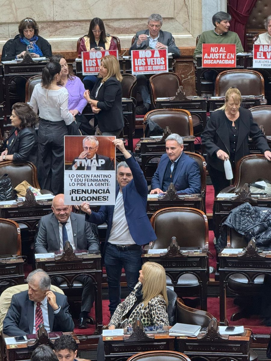 Esteban Paulón le pidió la renuncia a Mario Lugones con un cartel en la sesión de la Cámara de Diputados.

corta.com
