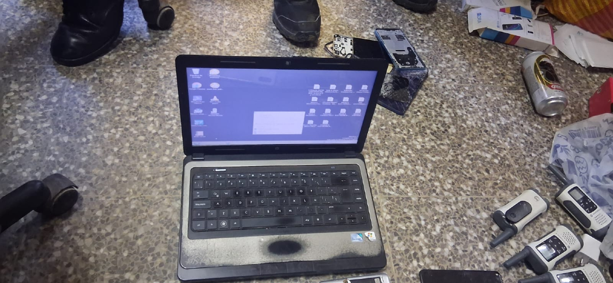 ElHeraldoGuate's tweet image. Más ilícitos 

En una requisa sorpresiva, personal policial, de la #DGSP e #IG, localizó radios transmisores, computadoras, celulares y cargadores.  La finalidad, según las autoridades es, evitar las extorsiones desde las cárceles y girar ordenes criminales. 
#SP #ElHeraldoGuate…