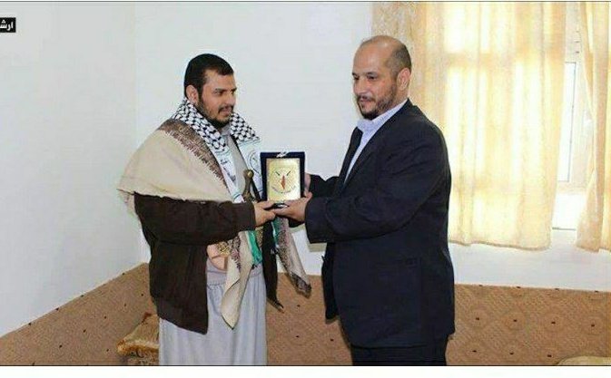 حذاء (نعال) عبدالملك الحوثي يعادل او افضل من المملكات والدول العربية حكام و شعوبها و علماء السوء الخليجي 
لله درك يا عبدالملك الحوثي ميزك رب العالمين عن كل الحكام والملوك بموقفك المشرف مع غزة فلسطين موقف يرفع الرأس