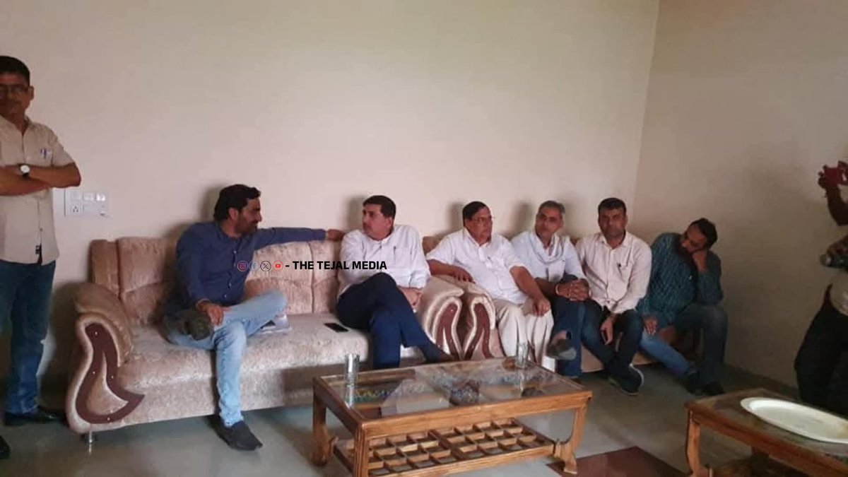 LSI_ThakarSiyag's tweet image. किसान कौम के दोनों राष्ट्रीय नेताओं की यह पुरानी तस्वीर… क्या भविष्य में ऐसा दृश्य फिर देखने को मिलेगा? इस पर आपकी क्या राय है?
#hanumanbeniwal #HarishChaudhary