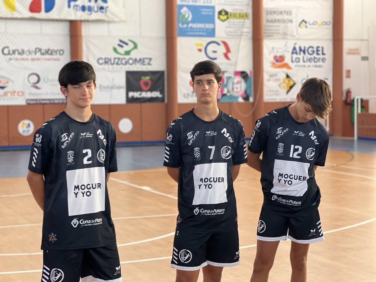 💛💙 Nuestro equipo juvenil de División de Honor Andaluza ya está en marcha. Arranca una pretemporada apasionante con la mirada puesta en una campaña ilusionante en la máxima categoría de base, el paso previo al equipo senior.

#Sempiterno #EscuelaPAN
