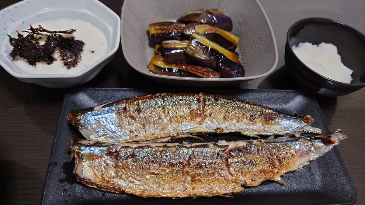 めっちゃ秋刀魚が食べたくてスーパーで活きのいいのを見つけて至福のひととき。美味しかった。今回はグリルで焼いたけど次の休日に七輪でサンマの炭火焼きだ！