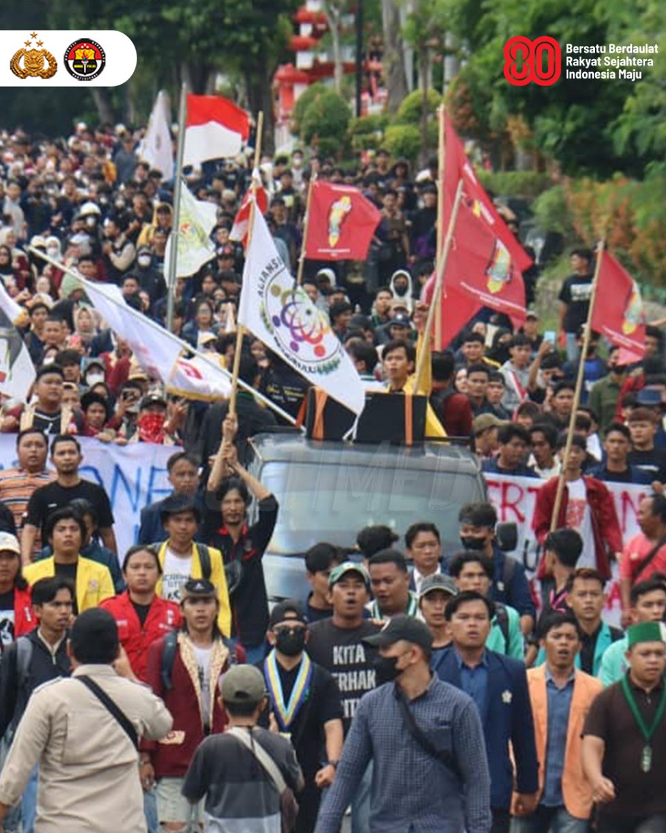 Polda Bengkulu mengedepankan pendekatan humanis dalam mengawal aksi mahasiswa, OKP, dan ojol di depan DPRD Bengkulu, Selasa (2/9). Kapolda duduk bersama massa mendengarkan aspirasi langsung  Mari Kita Waspada Provokator Pemecah Belah Bangsa dan Bersama #JagaKeutuhanIndonesia