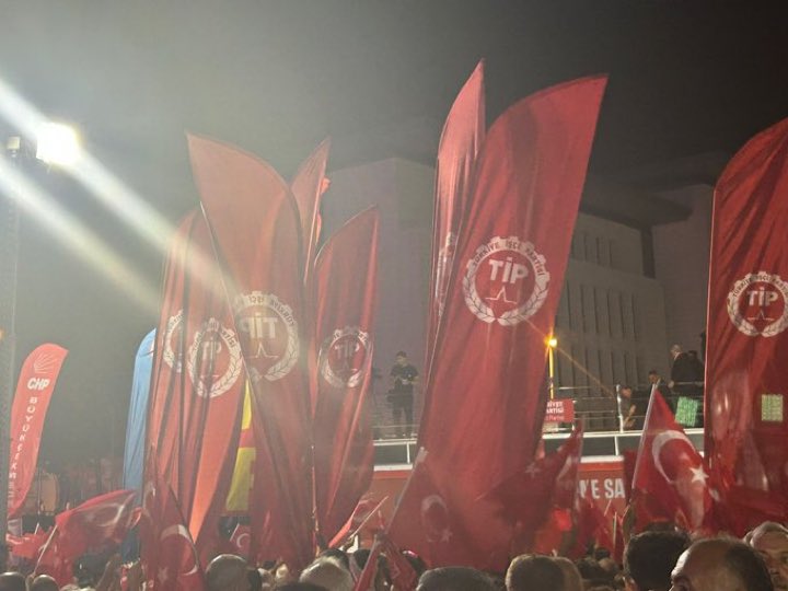 🔴Türkiye İşçi Partisi (TİP) İstanbul İl Örgütü, CHP’nin düzenlediği Zeytinburnu mitingine kırlangıç bayraklarıyla katılım sağladı.

Miting, telefon ışığı açma kapama eylemi ve “Yiğidim Aslanım” performansıyla tamamlandı.