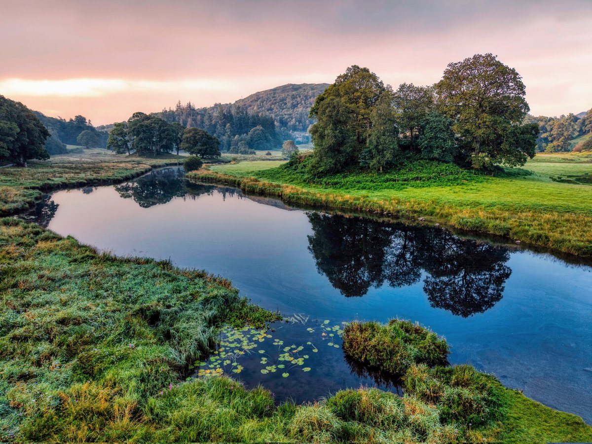 Morning everyone I hope you are well. Another one of my "almost a sunrise" collection! Here on a local  dog walk route along the River Brathay. Have a great day.

#LakeDistrict