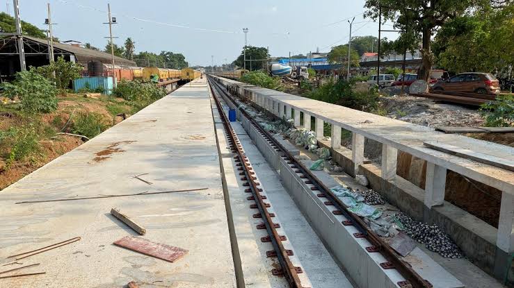 #ChhatrapatiSambhajinagar: Delay in electrification of pit line in Sambhajinagar

• The electrification of the pit line installed at the main railway station of Chhatrapati Sambhajinagar is yet to be completed, due to which the project is incomplete.