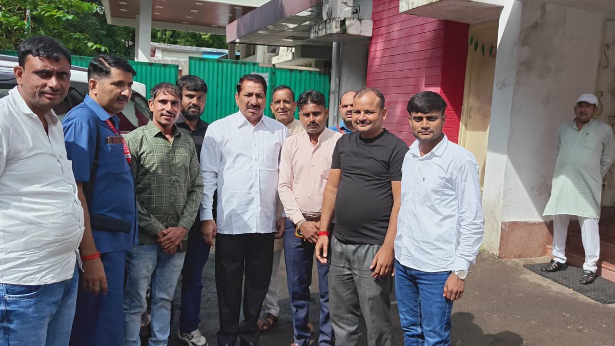 आज भोपाल निवास पर सुमावली विधानसभा क्षेत्र से आये नागरिक गण से मुलाकात की तथा उनकी समस्या को सुनकर यथा संभव निराकरण हेतु संबंधित अधिकारियों को निर्देशित किया।