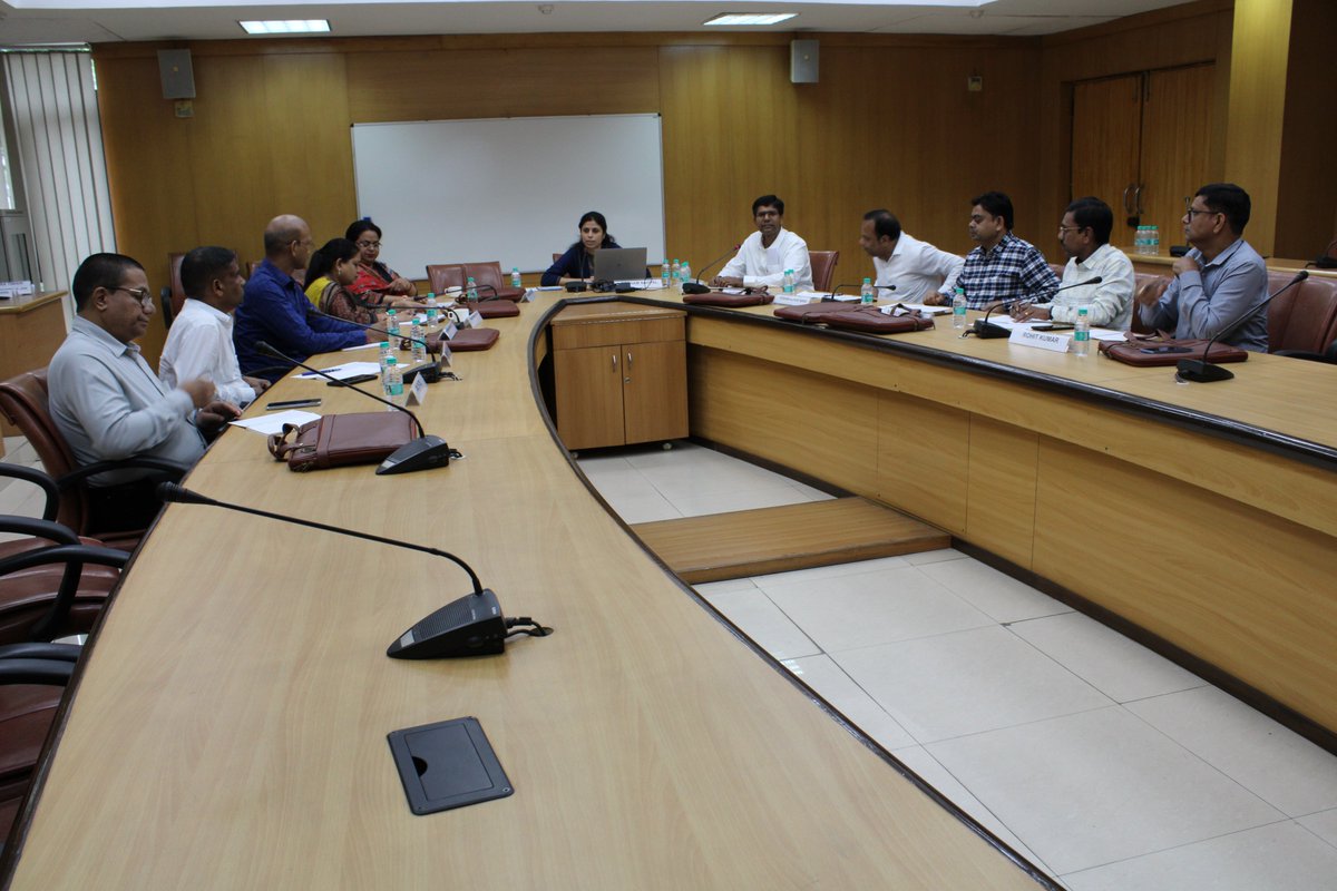Dr. Resham Nagpal, Assistant Professor at NIPFP, concluded Day 4 of the training for Chhattisgarh officials with a session on “Green Budgeting,” emphasizing sustainable fiscal practices for environmental stewardship. #NIPFP #GreenBudgeting