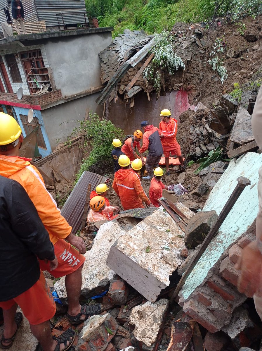 NDRFHQ's tweet image. ⛰️ #Landslide | Kullu (HP) | 04 Sep

🔸Landslide caused collapse of 02 houses
🔸12–13 persons reported feared trapped
🔸NDRF Team conducted #CSSR Ops
🔸Rescued 3 injured &amp;amp; retrieved 1 body
🔸#SAR Ops continue to locate trapped victims

@HMOIndia @PIBHomeAffairs @PIBShimla @14NDRF