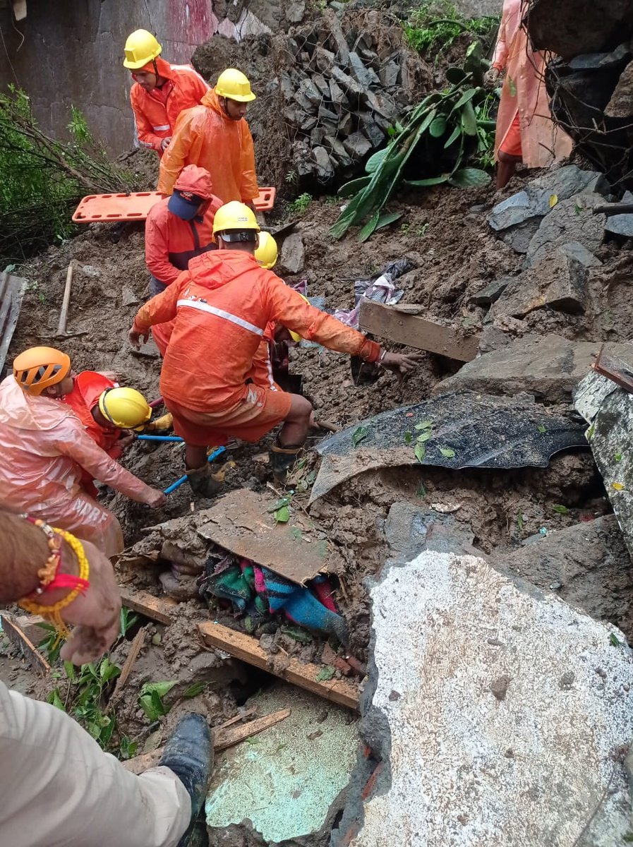NDRFHQ's tweet image. ⛰️ #Landslide | Kullu (HP) | 04 Sep

🔸Landslide caused collapse of 02 houses
🔸12–13 persons reported feared trapped
🔸NDRF Team conducted #CSSR Ops
🔸Rescued 3 injured &amp;amp; retrieved 1 body
🔸#SAR Ops continue to locate trapped victims

@HMOIndia @PIBHomeAffairs @PIBShimla @14NDRF