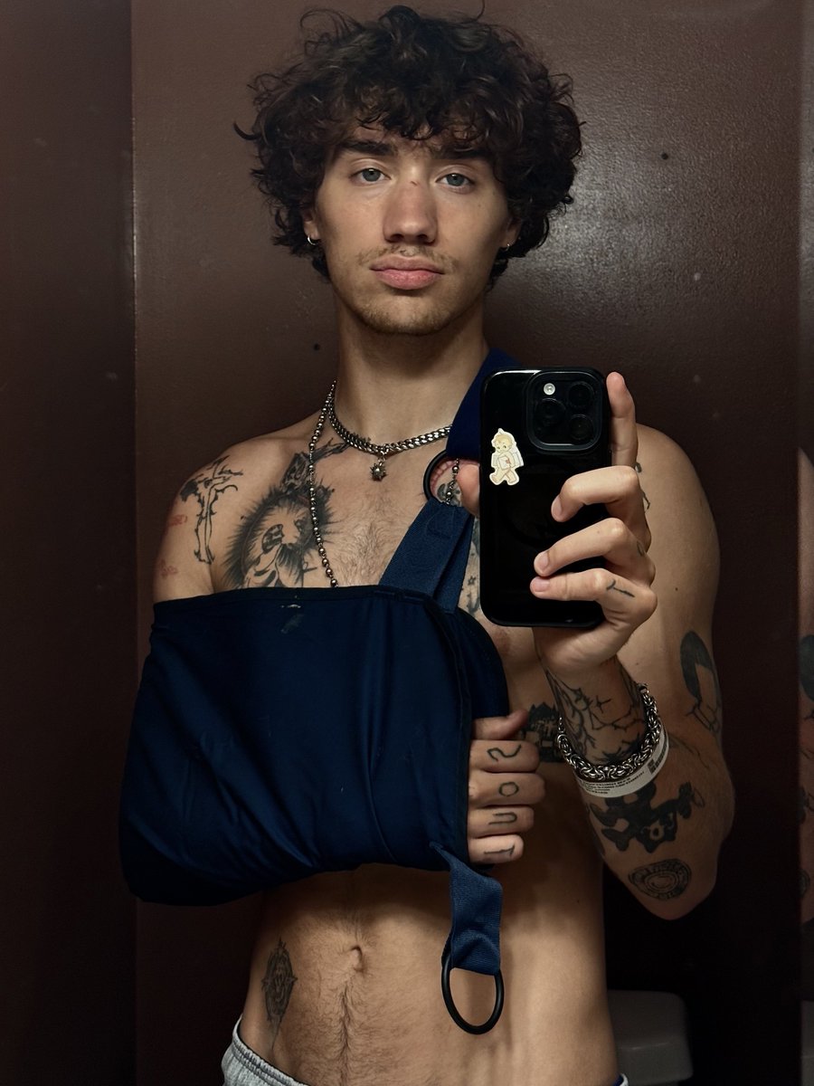 Hey lol (need someone to cut my food up and feed it to me airplane style)