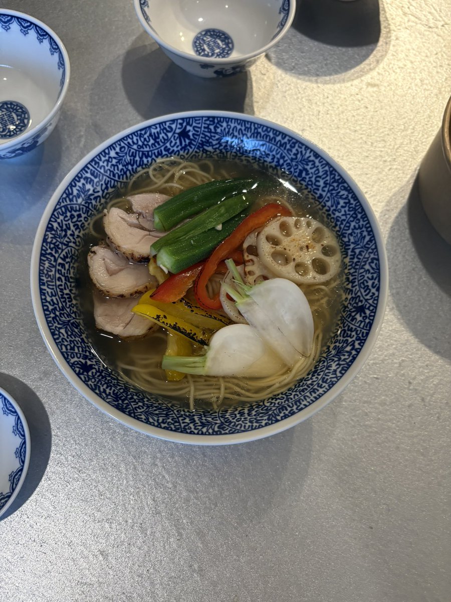 seijo_cook's tweet photo. 10月に行われる四大学運動競技大会にてクック ピット様と成城大学コラボラーメンを企画しています! 先日は打ち合わせとラーメンの試食をしてきました~!🙌

冷たいラーメンとこってり温かいラーメンを企画中です!😊✨

#成城大学 #クックピット #コラボラーメン https://t.co/OVpAyMRJPN
