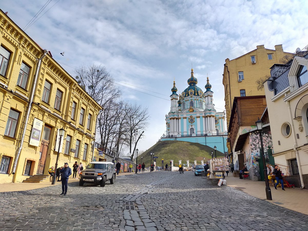 Байнгын бөмбөгдөлт, дайралтад өртөж байгаа Киевийн нийслэлийн явган зам, талбайг харчих. Дайн дажингүй энх тайван Улаанбаатарын явган зам ийм байна гээд харьцуулж тавих гэсэн бүр иччихлээ. Зүрх хүрсэнгүй.