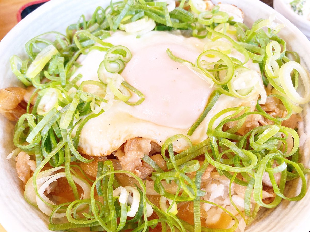 🍑すももちゃんの日常🍑

出社勤務終わたーヽ(´▽｀)/✨

今日のランチは初見の
ぐらんままさん牛焼き丼(∩´∀｀∩)🍖

柔らかお肉に半熟卵とたっぷりのネギで💓
エネルギー補給にゃ(*´﹃｀*)

みんなは、お昼ご飯何食べたかにゃ？
午後からも楽しもうぬ🌸(*´∇｀*)

#お食事とコーヒーの店ぐらんまま