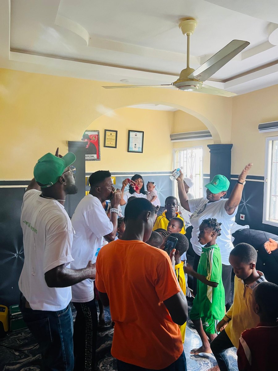 MathiasComb's tweet image. "Mathias Comb spreads hope and joy with the Chrysalis Children Outreach. This is a proof that small acts of kindness create big changes. 🌍✨ #MathiasComb #ChrysalisChildren"