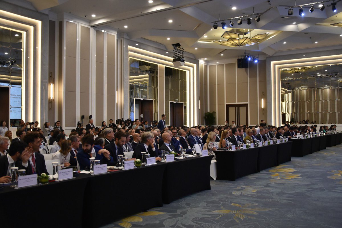 ItalyinVietnam's tweet image. The 🇮🇹🇻🇳#BusinessForum was held today in Hanoi, organized by the @ITAtradeagency &amp;amp; @Confindustria. Co-chaired by 🇮🇹DM for Enterprises and #MadeinItaly @Vale_Valentini_, the Forum was attended by 63 Italian companies and over 300 Vietnamese businesses. 🚜🔋🚆📲

#GrowthDiplomacy