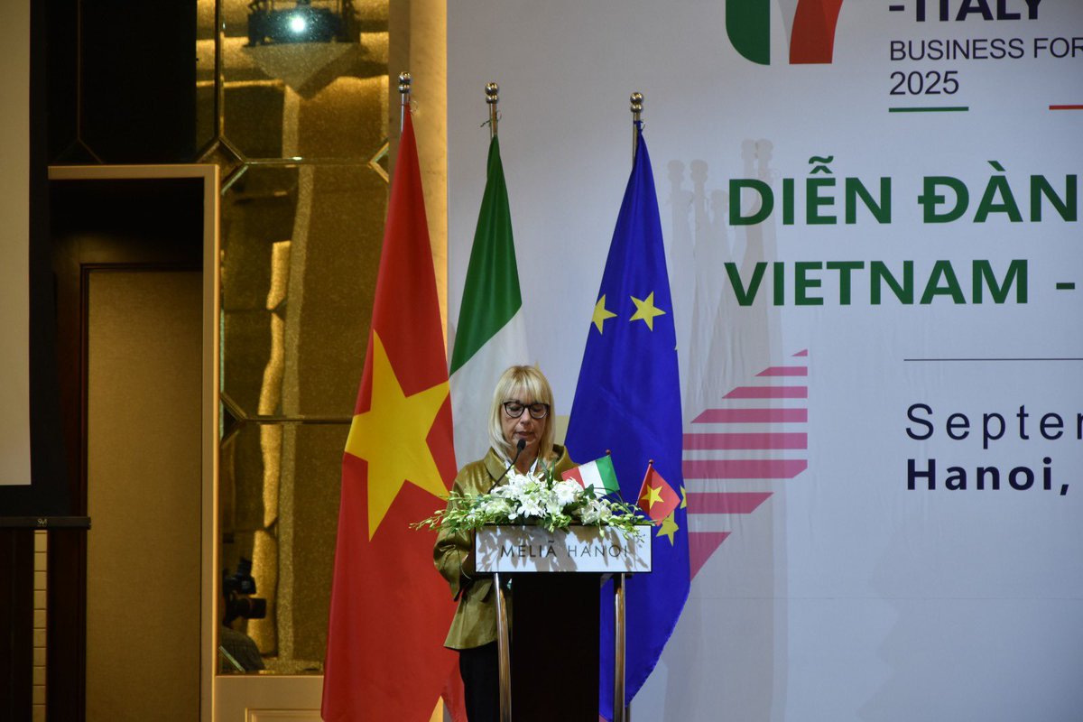 ItalyinVietnam's tweet image. The 🇮🇹🇻🇳#BusinessForum was held today in Hanoi, organized by the @ITAtradeagency &amp;amp; @Confindustria. Co-chaired by 🇮🇹DM for Enterprises and #MadeinItaly @Vale_Valentini_, the Forum was attended by 63 Italian companies and over 300 Vietnamese businesses. 🚜🔋🚆📲

#GrowthDiplomacy
