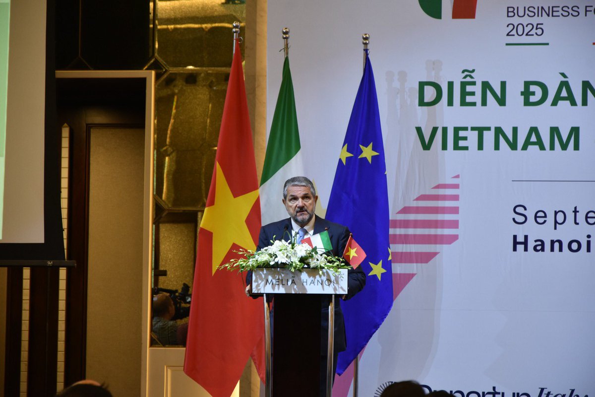 ItalyinVietnam's tweet image. The 🇮🇹🇻🇳#BusinessForum was held today in Hanoi, organized by the @ITAtradeagency &amp;amp; @Confindustria. Co-chaired by 🇮🇹DM for Enterprises and #MadeinItaly @Vale_Valentini_, the Forum was attended by 63 Italian companies and over 300 Vietnamese businesses. 🚜🔋🚆📲

#GrowthDiplomacy