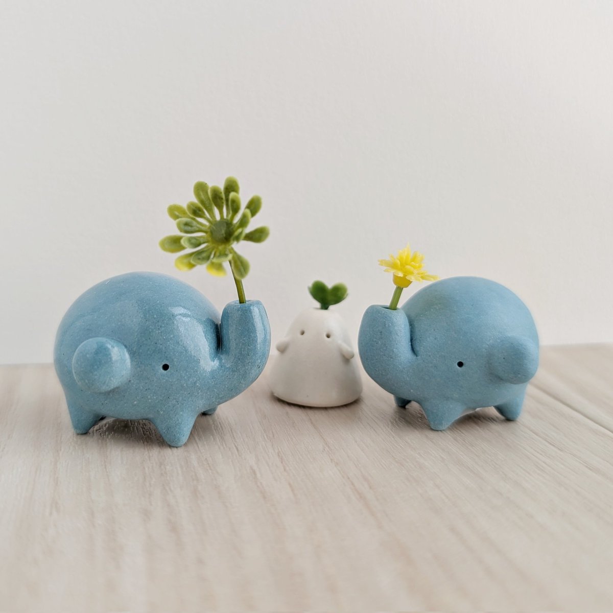 koemoeko's tweet photo. 『東京ハンドメイドマルシェ2025秋』にむけて作品紹介！

●ぞうさん🐘🌷
2400~2800円

ぞうさんです。
つやつやなのとマットなのがいます。鼻からお花を咲かせてます🌻
今回数が少なめです…🙇
#東京ハンドメイドマルシェ #陶芸 #陶器 #ceramics #pottery #ハンドメイド https://t.co/8ApEvTtNjr