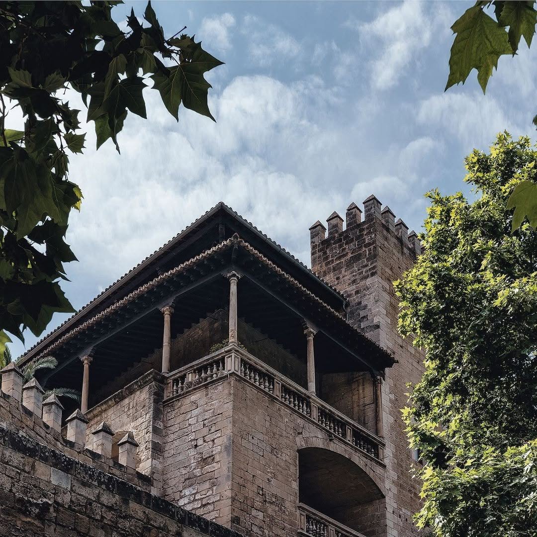La combinación de diferentes estilos arquitectónicos en la Almudaina, refleja la relevancia histórica de este emblemático edificio que se alza en el corazón de Palma💙, símbolo vivo del pasado y presente mallorquín😍

#VISITPALMA

@manuelnogales