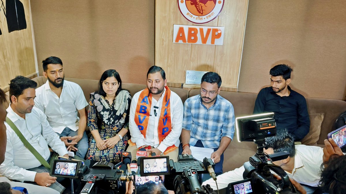 लखनऊ 

ABVP का अल्टीमेटम

शिक्षा माफिया को मिट्टी में मिलाया जाए, 48 घंटे में कार्रवाई नहीं हुई तो प्रदेश स्तर पर आंदोलन के लिए बाध्य होंगे- अंकित शुक्ल - राष्ट्रीय मंत्री ABVP ।

#ABVP #UttarPradesh 
<a href="/ABVPVoice/">ABVP</a>