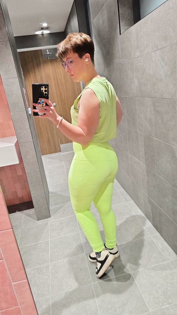 Easiest way to avoid VPL at the gym - just don't wear any 😜

#gym #workout #leggings