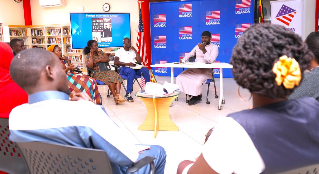 USEmbassyUganda's tweet image. As we prepare to celebrate 250 years of the USA, 🇺🇸 @StateIVLP alumnus Ahmed Hadji led a dialogue at #AmericanCenterKampala on Bruce Jentleson’s book, American Foreign Policy. Follow @America250 for more info and visit our programming calendar for upcoming events showcasing U.S.…