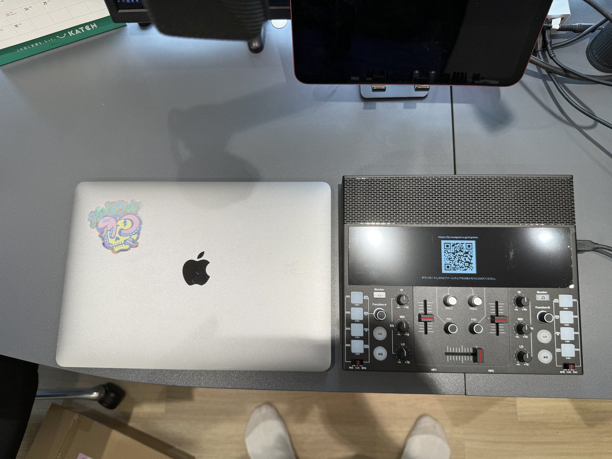 MacBook pro 13インチと比べるとこんなサイズ！早く触りたいぜー！　#fj1