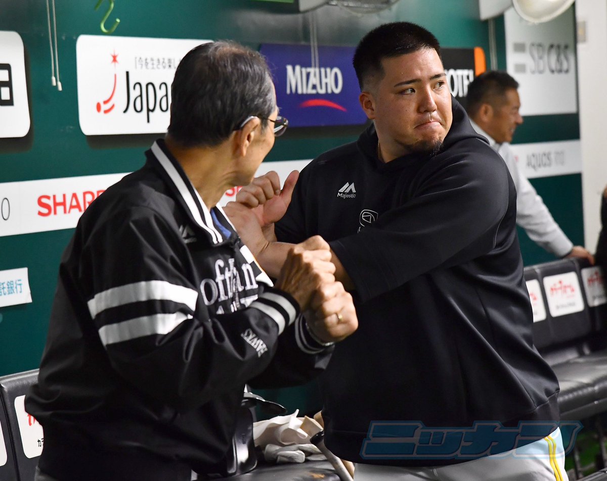 【 #ソフトバンク - #オリックス 】

試合前に王会長と山川選手がバッティングについて話していました📸

#sbhawks