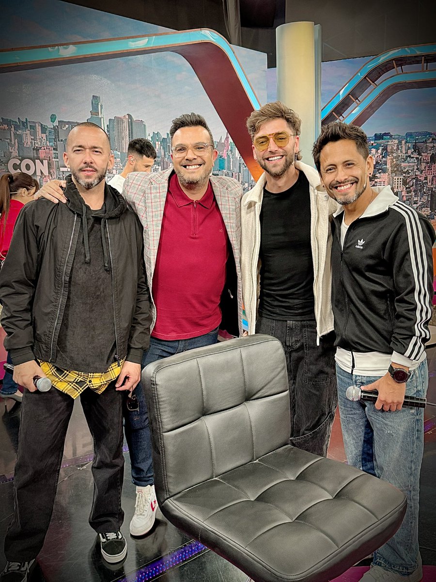 OkGuilleBarrios's tweet photo. Que reviente Vélez en Noviembre @lakonga !
Gracias por engalanar @ConCarmen_C9 x @canal9oficial
#LaKonga https://t.co/MzksckoLRc