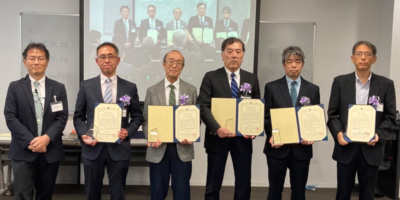 SLIM_JAXA's tweet image. 金曜日には、計測自動制御学会から技術賞を頂きました。
SLIMのピンポイント着陸の根幹を担う技術をずっと一緒に研究してきた大学の先生方との、連名での受賞となりましたので、チーム一同、改めてその長年のご貢献に感謝しているところです。