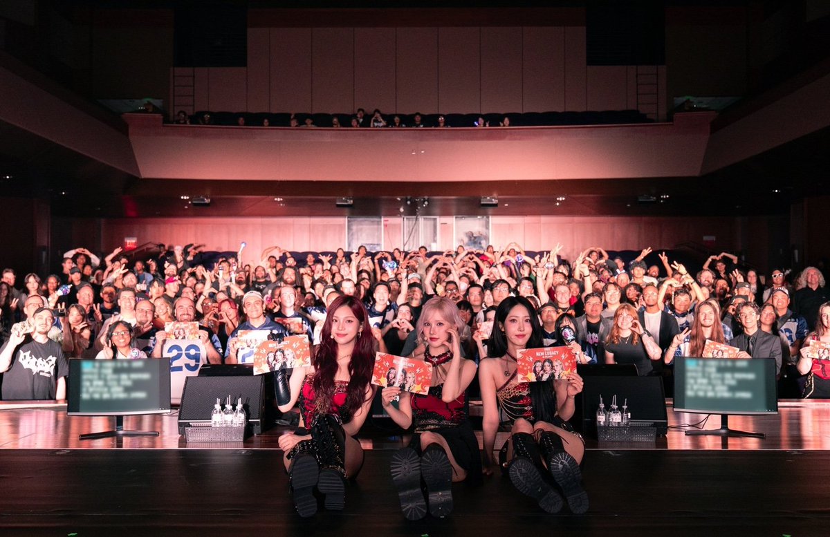 [#VIVId_dayZ] 📸

2025 VIVIZ WORLD TOUR [NEW LEGACY] in ATLANTA 완료✨

나비들과 함께하는 여정의 시작🍀 언제나 같은 모습으로 삐지 곁에 있어줘서 고마워요💘 

#VIVIZ #비비지
#EUNHA #은하 
#SINB #신비 
#UMJI #엄지
#NEW_LEGACY