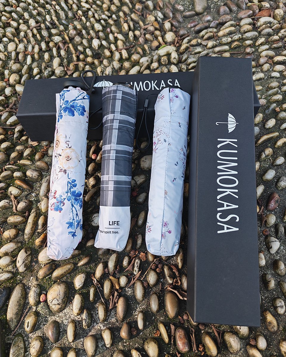 📌わずか139gの超軽量折りたたみ傘✨
格子柄デザインで通勤にも休日にもぴったり。
バッグに入れてもかさばらず、突然の雨や日差しにも安心です。
スマートに携帯できる毎日の必需品☔🌞
#kumokasa #折りたたみ傘 #超軽量傘 #通勤アイテム #日傘男子