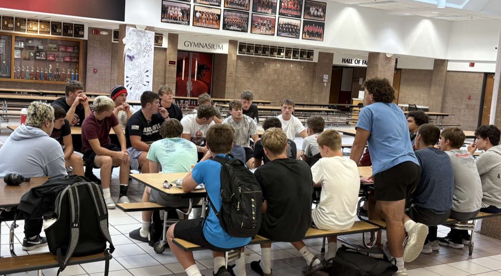 Tristan_Hovey's tweet photo. So thankful to be able to help put together and lead our first team bible study! Great opportunity for our team to grow together and closer to God. Excited to see what we can accomplish this year! https://t.co/Ng6lM5cIcB