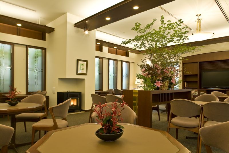 ginzawest's tweet image. 「国立新美術館」では9月17日～ 12月15日迄 ローマのハイジュエラー 「ブルガリBVLGARI」の色彩を操る唯一無二の手腕に光を当てる「ブルガリ カレイドス　色彩・文化・技巧展」を開催いたします。
毎週火曜日休館日
お帰りにはウエスト青山ガーデンで寛ぎのティータイムをお過ごし下さい。