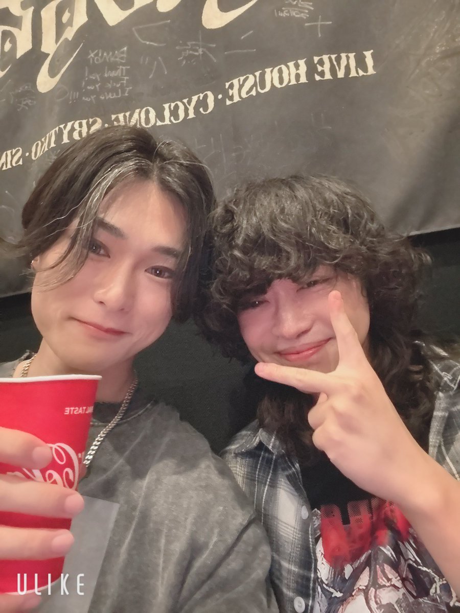 アイリスアウトのFumiyaさんとツーショ！
演奏も笑顔も推しギタリストです🤘
#4RCANOVA #アイリスアウト #邦ロック #ロックバンド #インディーズバンド #ラウドロック