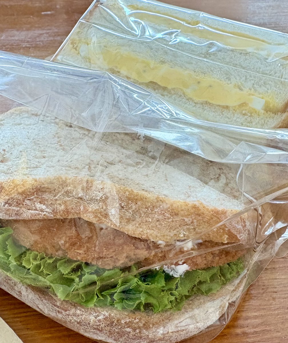 今日のお昼は ちょっと贅沢して
i-box 弄月店さん🍞の 
#タラフライサンド🐟
📻びゅーの「お人柄ラジオ」に 施設の所長さん・パン屋さんの店長さんが出ていましたね☺️♪ タイムリー✨
#パン #サンドイッチ #たまごサンド
#北海道伊達市