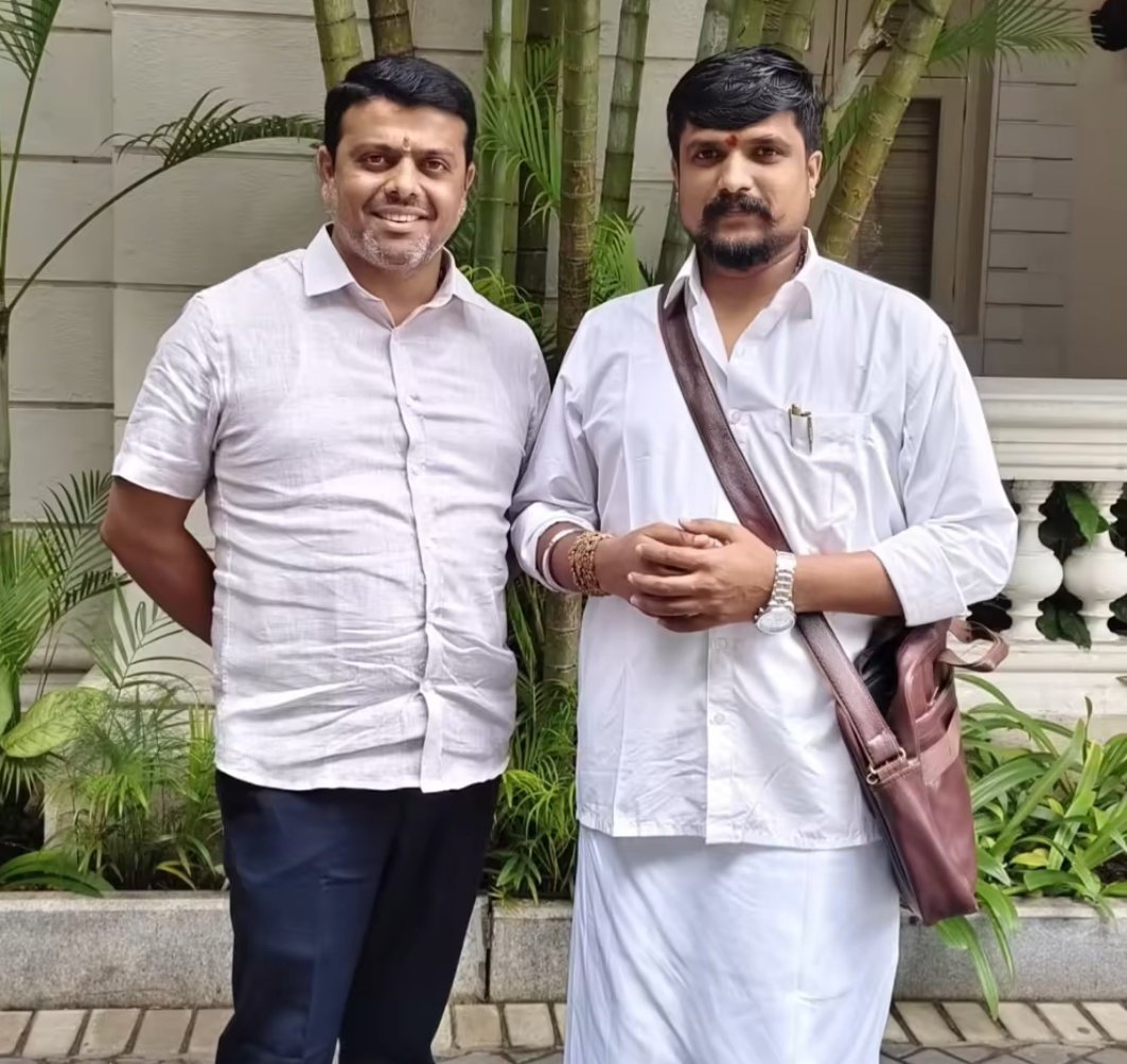 madhumaiya's tweet photo. ಮೊನ್ನೆ ಬಿಜೆಪಿ ನಿಯೋಗವನ್ನು ಸೌಜನ್ಯ ಮನೆಗೆ ಕರೆದುಕೊಂಡು ಹೋಗುವುದು ಸಾಮಾನ್ಯವಾದ ವಿಚಾರವಾಗಿರಲಿಲ್ಲ ಬಿಜೆಪಿಯವರು ಬರುತ್ತಾರೆ ಎಂಬ ಸಣ್ಣ ಸುಳಿವು ಸೌಜನ್ಯ ಮಾವ ವಿಠಲ್ ಗೌಡ ಅಥವಾ ತಿಮರೊಡ್ಡಿ ಅಥವಾ ಮಟ್ಟಣ್ಣನಿಗೆ ಮೊದಲೇ ತಿಳಿದಿದ್ದರೆ ಅಲ್ಲೊಂದು ಬಹಳ ದೊಡ್ಡ ನಾಟಕವೇ ನಡೆದು ಹೋಗುತ್ತಿತ್ತು ಮತ್ತು ಸೌಜನ್ಯ ತಾಯಿಗೆ ಈ ಷಡ್ಯಂತರಗಾರರೆಲ್ಲ ಸೇರಿ ಇಲ್ಲದ್ದನ್ನು ತಲೆಗೆ ತುಂಬಿ ಒಂದು ದೊಡ್ಡ ಬೀದಿ ರಂಪಾಟವನ್ನೇ ಮಾಡಿಬಿಡುತ್ತಿದ್ದರು ಹಾಗೂ ಬಿಜೆಪಿಯವರನ್ನು ಸೌಜನ್ಯ ಮನೆಗೆ ಬರದಂತೆ ಈ ಷಡ್ಯಂತ್ರಗಾರರೆಲ್ಲ ತಡೆದು ನಿಲ್ಲಿಸುತ್ತಿದ್ದರು! ಹಾಗೂ ಬಿಜೆಪಿ ನಿಯೋಗಕ್ಕೆ ಭಾರಿ ಮುಖಭಂಗ ಮಾಡುವ ಯೋಜನೆ ರೂಪಿಸುತ್ತಿದ್ದರು! ಇದನ್ನೆಲ್ಲಾ ಅರಿತಿದ್ದ ಶಾಸಕ ಹರೀಶ್ ಪೂಂಜ ಅವರು ಬಹಳ ಚಾಣಕ್ಯತನದಿಂದ  ಕೊನೆಯ ಕ್ಷಣದವರೆಗೂ ಸೌಜನ್ಯ ಮನೆಗೆ ಹೋಗುವ ಈ ಮಾಹಿತಿ ಯಾರಿಗೂ ತಿಳಿಯದಂತೆ ಜಾಗರೂಕತೆ ವಹಿಸಿ ಬಿಜೆಪಿ ನಿಯೋಗವನ್ನು ಸೌಜನ್ಯ ಮನೆಗೆ ಕರೆದುಕೊಂಡು ಹೋಗಿ ಸೌಜನ್ಯ ಪರವಾಗಿ ನಾವಿದ್ದೇವೆ ನೀವು ನ್ಯಾಯಾಲಯಕ್ಕೆ ಮೊರೆ ಹೋಗುವುದಾದರೆ ಅದರ ಸಂಪೂರ್ಣ ವೆಚ್ಚವನ್ನು ಬಿಜೆಪಿ ಬರಿಸುತ್ತದೆ ಎಂಬ ದೊಡ್ಡ ಸಂದೇಶವನ್ನು ಸೌಜನ್ಯ ತಾಯಿಗೆ ತಿಳಿಸಿದರು! ಇನ್ನೂ ಬಿಜೆಪಿ ನಿಯೋಗ ಮನೆಗೆ ಬಂದ ಸುದ್ದಿ ತಿಳಿದ ತಕ್ಷಣ ಅಯ್ಯಯ್ಯೋ ಕೆಟ್ತಲ್ಲಪ್ಪ ಎಂದು ತಲೆ ಮೇಲೆ ಕೈ ಇಟ್ಟು ಹೇಗಾದರೂ ಮಾಡಿ ರಂಪಾಟ ಮಾಡಲೇಬೇಕು ಎಂದು ಓಡೋಡಿ ಬಂದ ಷಡ್ಯಂತ್ರಗಾರ ವಿಠಲ ಗೌಡನಿಗೆ ಯಾವುದೇ ರಂಪಾಟ ಮಾಡಲು ಅವಕಾಶ ನೀಡದೆ ಸೌಜನ್ಯಳ ತಾಯಿಗೆ ಯಾವ ಸಂದೇಶವನ್ನು ಕೊಡಬೇಕೊ ಆ ಸಂದೇಶವನ್ನು ನೀಡಿ ಬಿಜೆಪಿ ನಿಯೋಗಕ್ಕೂ ಯಾವುದೇ ಮುಜುಗರವಾಗದಂತೆ ಬಹಳ ಜಾಗರೂಕತೆಯಿಂದ ಬಿಜೆಪಿ ನಿಯೋಗವನ್ನು ಅಲ್ಲಿಂದ ಕರೆದು ತಂದ ಹರೀಶ್ ಪೂಂಜ ಅವರ  ಚಾಣಾಕ್ಷತೆಗೆ ಒಂದು ಮೆಚ್ಚುಗೆ ವ್ಯಕ್ತಪಡಿಸಬೇಕು!
'ಸ್ವಲ್ಪ ಯಾಮಾರಿದ್ದರು ಬಿಜೆಪಿ ಭಾರಿ ಮುಖಭಂಗ ಅನುಭವಿಸಬೇಕಿತ್ತು"
ಅಷ್ಟೇ ಅಲ್ಲ ಸ್ನೇಹಿತರೆ ಮುಂದಿನ ಚುನಾವಣೆಯಲ್ಲಿ ತನ್ನ ವಿರುದ್ಧ ಬಹಳ ದೊಡ್ಡ ಷಡ್ಯಂತ್ರ ನಡೆಯತ್ತದೆ ತನ್ನನ್ನು ಸೋಲಿಸಲು ಧರ್ಮಸ್ಥಳ ವಿರೋಧಿ ಪಡೆ ಕೆಲಸ ಮಾಡುತ್ತದೆ ಎಂಬ ಅರಿವಿದ್ದರೂ ಧರ್ಮಕ್ಕಾಗಿ ತನ್ನ ಸೋಲು ಗೆಲುವಿನ ಲೆಕ್ಕಾಚಾರ ಹಾಕದೆ ನಿಸ್ವಾರ್ಥವಾಗಿ ನಿಷ್ಕಲ್ಮಶವಾಗಿ ಶ್ರೀ ಕ್ಷೇತ್ರ ಧರ್ಮಸ್ಥಳದ ಪರವಾಗಿ ಗಟ್ಟಿಯಾಗಿ ನಿಂತ ವ್ಯಕ್ತಿ ಹರೀಶ್ ಪೂಂಜಾ

ಈ ಸಮಯದಲ್ಲಿ ಅವರಿಗೊಂದು ಧನ್ಯವಾದಗಳು ತಿಳಿಸದಿದ್ದರೆ  ಹೇಗೆ ಹೇಳಿ