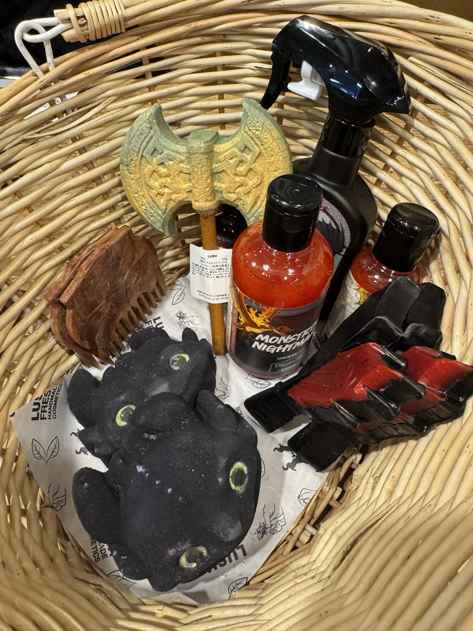 LUSH✖️ヒックとドラゴン　コラボ ボディスプレーと、コーム LUSH✖️ヒックとドラゴン コラボ ボディスプレーと、コーム