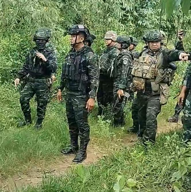 BongSeiha's tweet photo. 4th September, 2025, Khmer people have protested against Siamese soldiers after the Siamese soldiers continued to lay barbed wire to take Khmer land, especially on the long-inhabited villages of the Khmer people.
The cruelty of the Siamese.

ព្រឹកថ្ងៃទី៤ កញ្ញា ២០២៥ បងប្អូនខ្មែរ បានតវ៉ាជាមួយទាហានសៀម បន្ទាប់ពីទាហានសៀមបានបន្តរាយបន្លាលួសយកដីខ្មែរ ជាពិសេសលើភូមិឋានប្រជាជនខ្មែរដែលរស់នៅជាយូរមកហើយ។  ភាពឃោឃៅរបស់សៀម

#ThailandViolatestheceasefire #CambodiaNeedPeace
