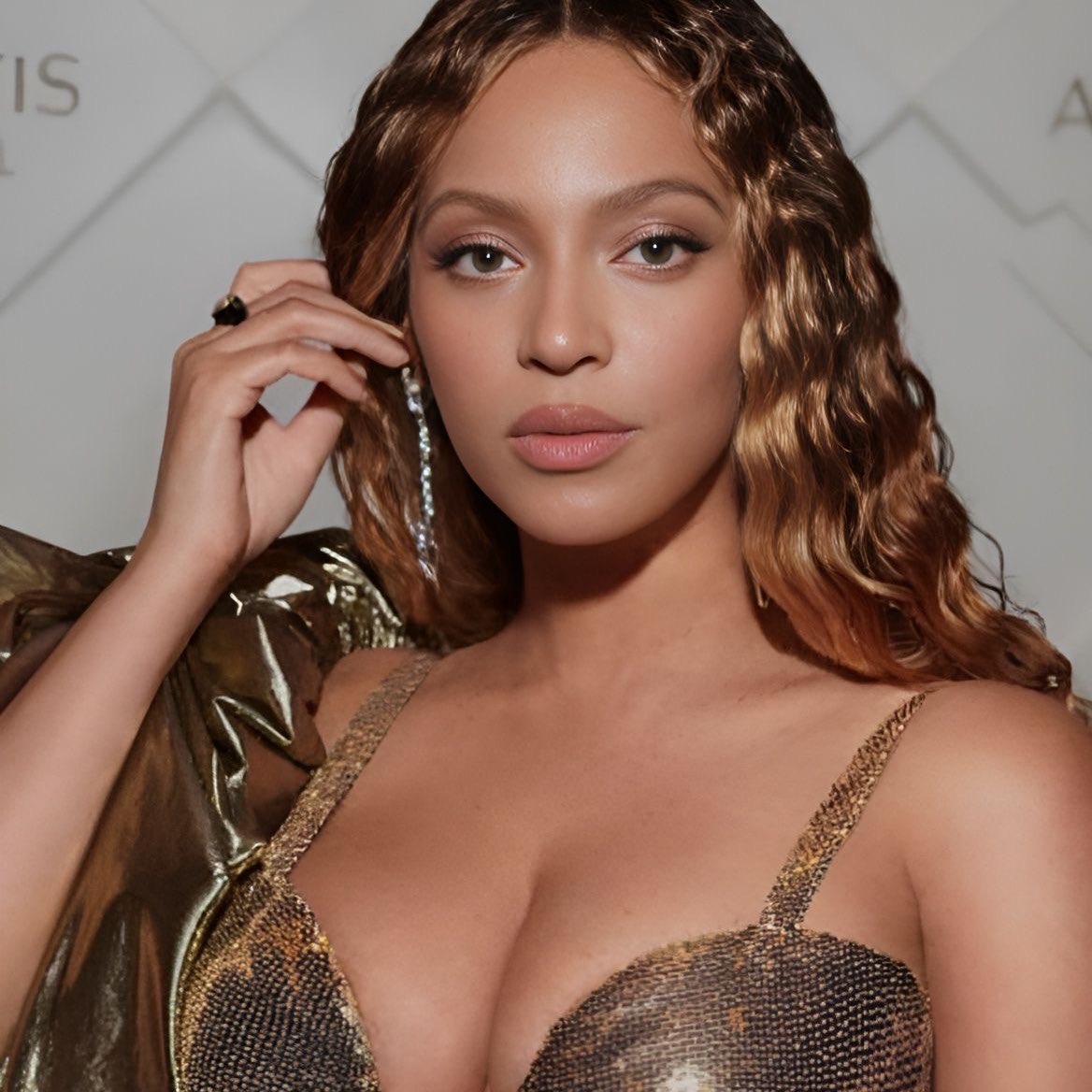 poponze's tweet photo. Beyoncé, um dos maiores nomes da história da música, está completando 44 anos. 

Qual é a sua música favorita da Queen B? https://t.co/Qt8KJdBZ3q
