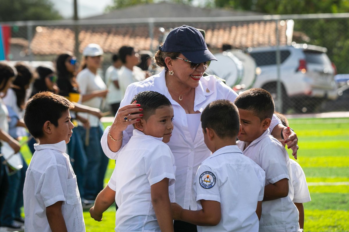 El deporte salva, inspira y abre caminos. Con la cancha de fútbol #83 en Lamani, la juventud tiene un lugar para crecer lejos de la violencia y cerca de sus sueños.

La Refundación apuesta a la vida, más canchas, más oportunidades, más futuro.
#XiomaraCumple  #LaRefundaciónSeVé