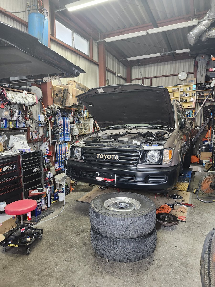 ecfour_h2's tweet image. ウェーブファクトリーです。

V8ランクル。

燃費を気にして乗る車ではないと思いますがカーボンクリーニングをする事で燃焼室内がキレイになってエンジンも長持ちします。
大事に乗って下さい♪
#ウェーブファクトリー